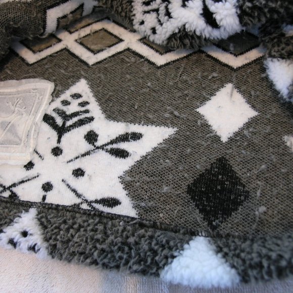 Sherpa Pile Sweater Size Large - Picture 8 of 8